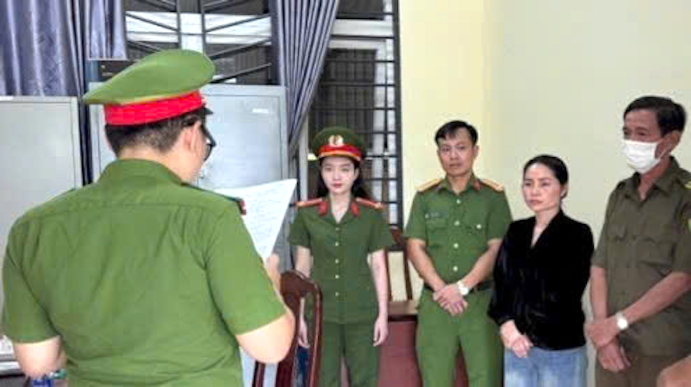 Công an tỉnh Đắk Lắk đọc lệnh bắt tạm giam đối với bị can Nguyễn Thị Hợi (áo đen). Ảnh Công an Đắk Lắk.