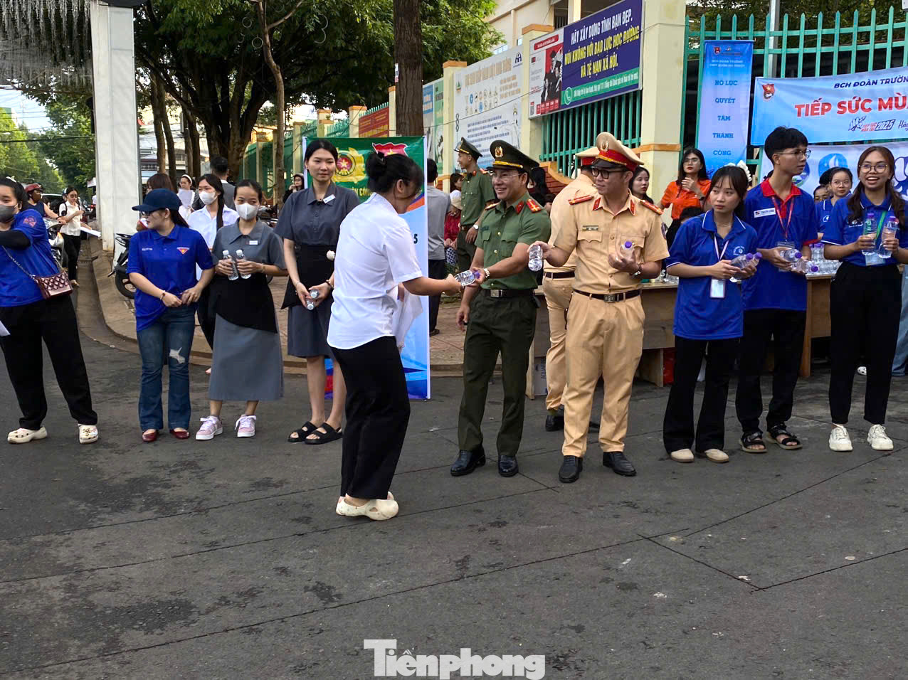 Các chiến sĩ công an sẽ hướng dẫn, tiếp nước, hỗ trợ thí sinh và người nhà; Sẵn sàng hỗ trợ phương tiện trong các tình huống phát sinh; phối hợp đảm bảo ANTT và ATGT khu vực thi. Các chiến sĩ công an sẽ hướng dẫn, tiếp nước, hỗ trợ thí sinh và người nhà; Sẵn sàng hỗ trợ phương tiện trong các tình huống phát sinh; phối hợp đảm bảo ANTT và ATGT khu vực thi.