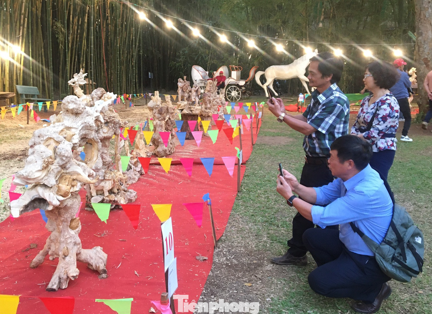 Du khách tham quan, chụp ảnh các tác phẩm tại hội thi.