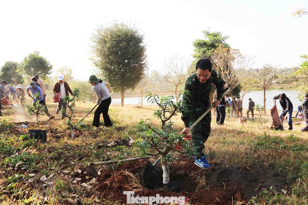 Lễ phát động trồng cây “Đời đời nhớ ơn Bác Hồ” năm 2023 với chủ đề “Những sắc màu hoa đào”
