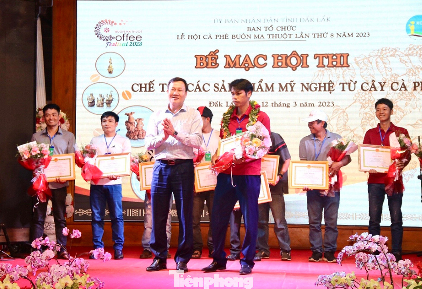 Đại diện lãnh đạo UBND tỉnh Đắk Lắk trao tặng giấy khen cho tác giả Phạm Văn Roàn.