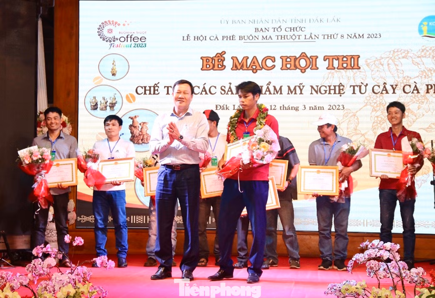 Đại diện lãnh đạo UBND tỉnh Đắk Lắk trao tặng giấy khen cho tác giả Phạm Văn Roàn. Đại diện lãnh đạo UBND tỉnh Đắk Lắk trao tặng giấy khen cho tác giả Phạm Văn Roàn.