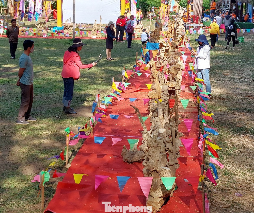 Du khách tham quan, tìm hiểu các tác phẩm tại hội thi.