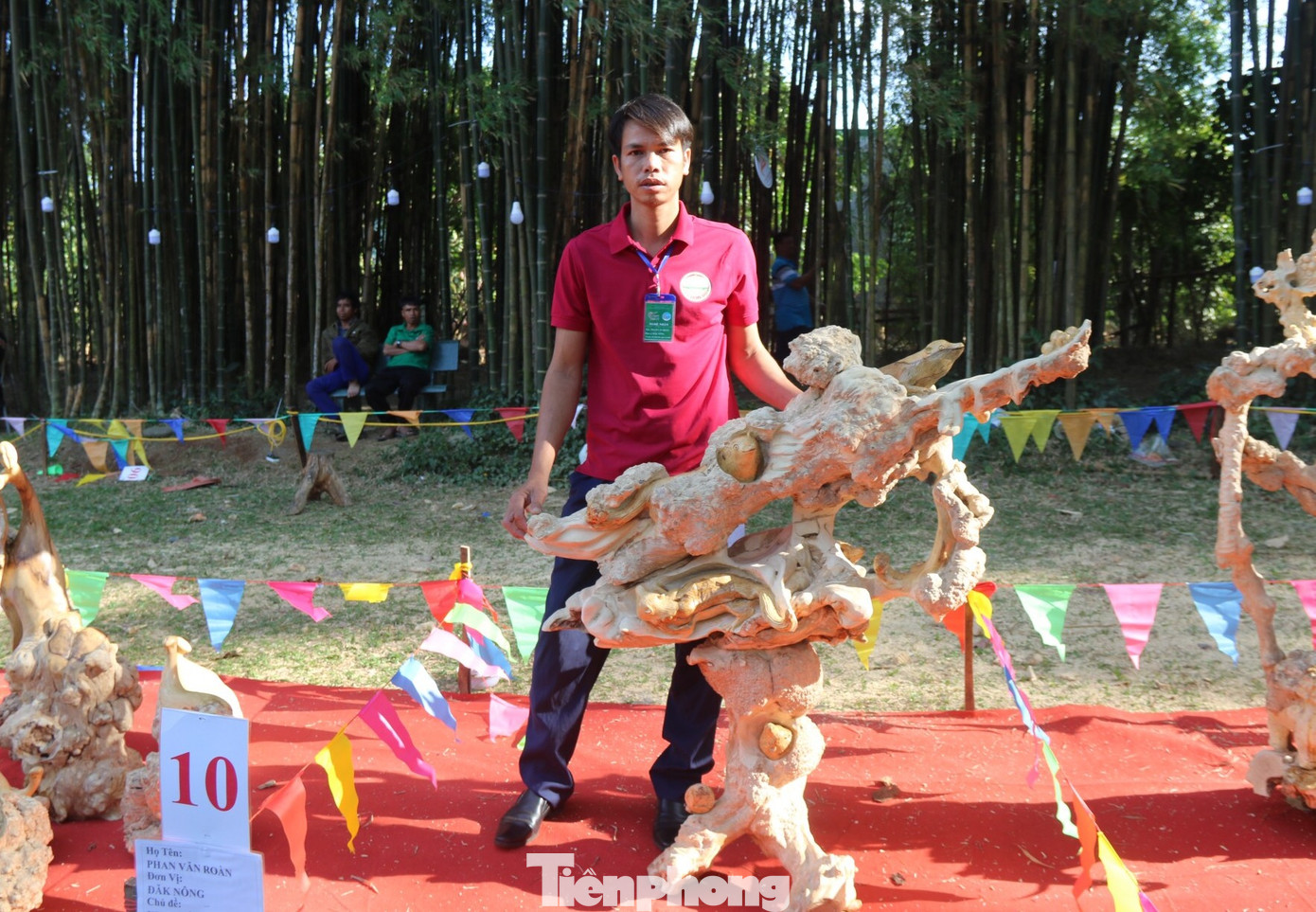 Nghệ nhân Phạm Văn Roàn bên tác phẩm "Sung túc".