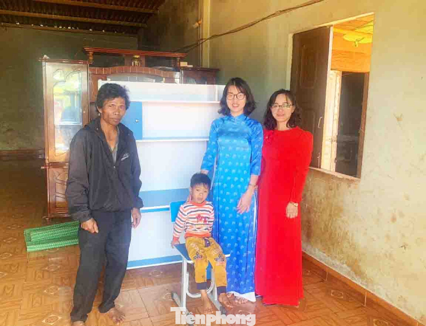 Cháu Y Nhuân vui mừng khi được công an huyện Krông Búk tặng bàn học