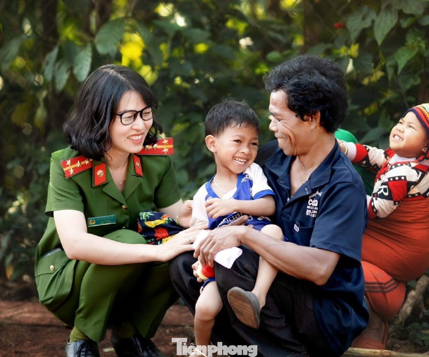 Đại úy Đàm Cẩm Anh Mlô thăm hỏi, động viên, vui chơi cùng cháu Y Nhuân