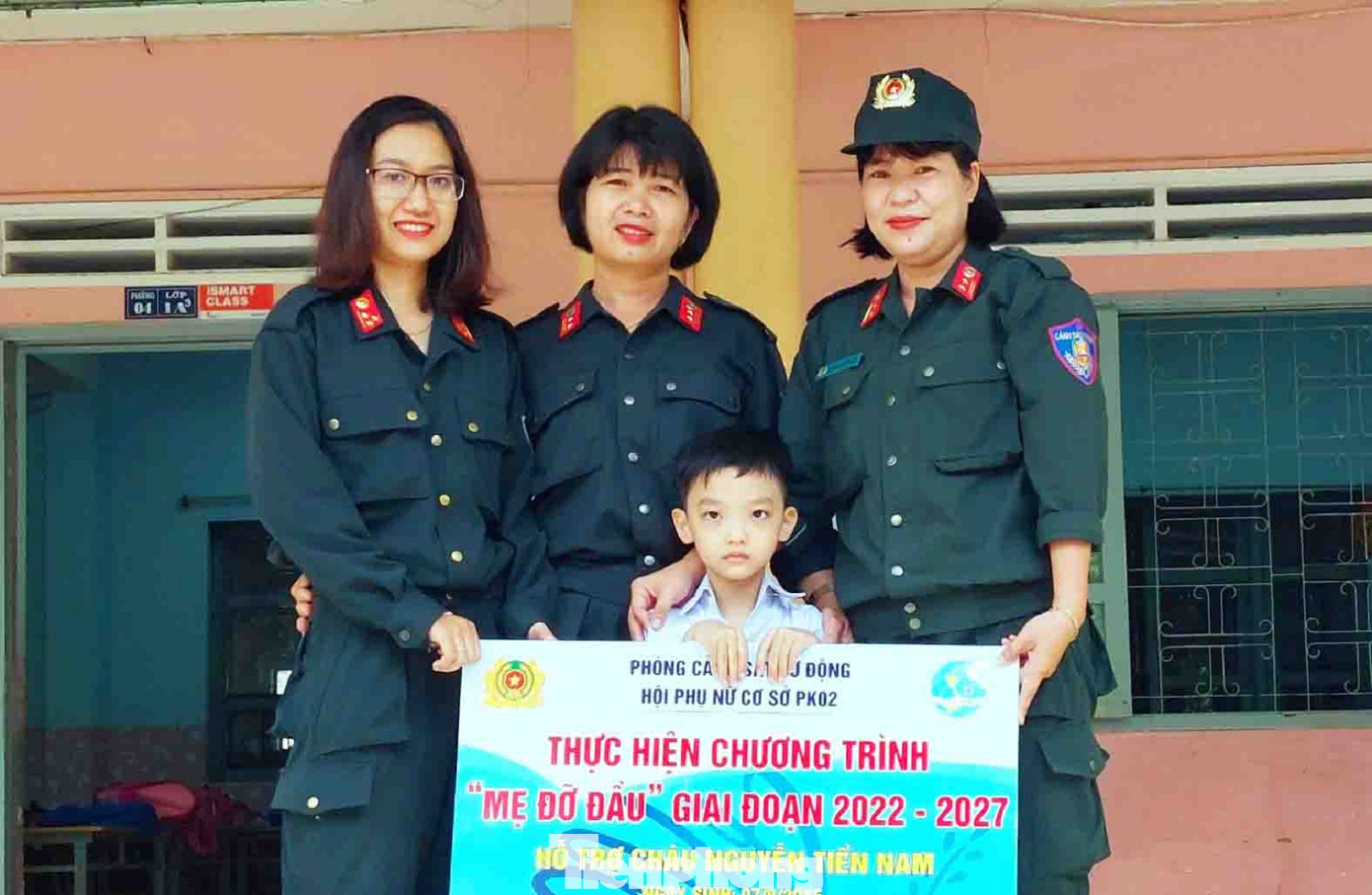 Các nữ cán bộ, chiến sĩ phòng Cảnh sát cơ động trong một lần trao quà cho em Nguyễn Tiến Nam