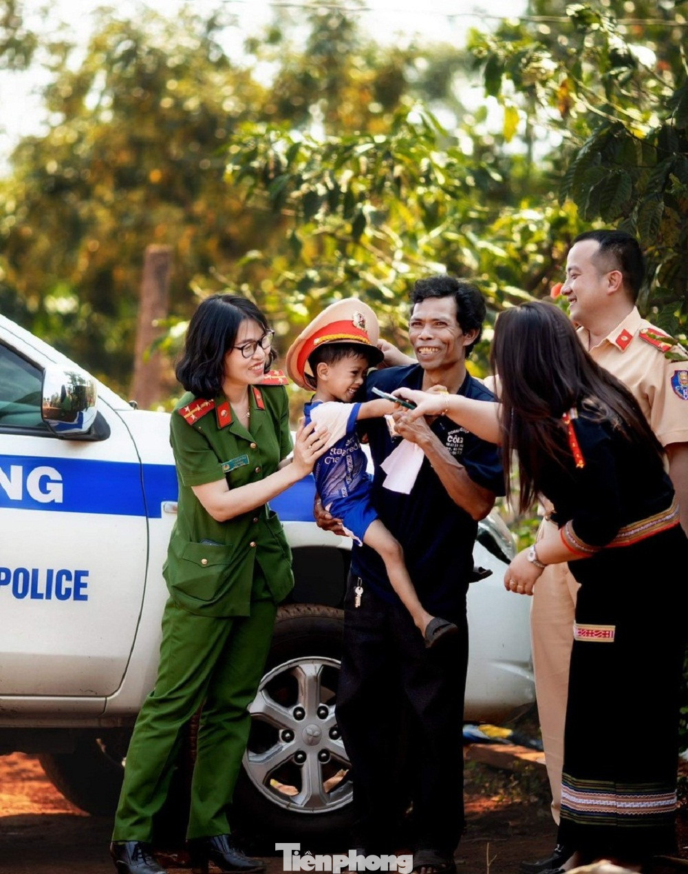 Cháu Y Nhuân và ông ngoại hạnh phúc bên cán bộ, chiến sĩ công an huyện Krông Búk