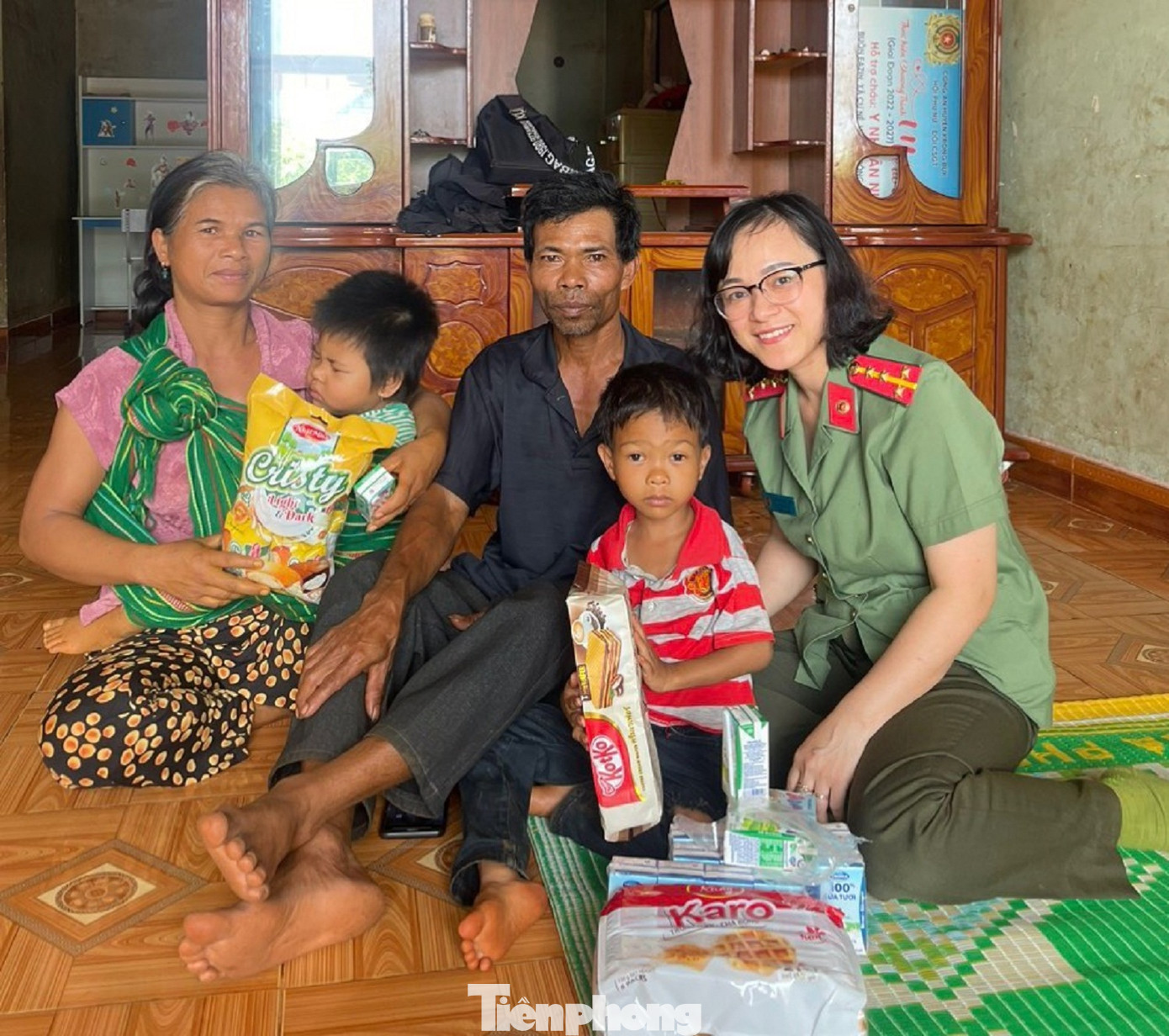 Định kỳ hàng tháng, cán bộ chiến sĩ công an huyện sẽ đến thăm, tặng quà cho cháu Y Nhuân