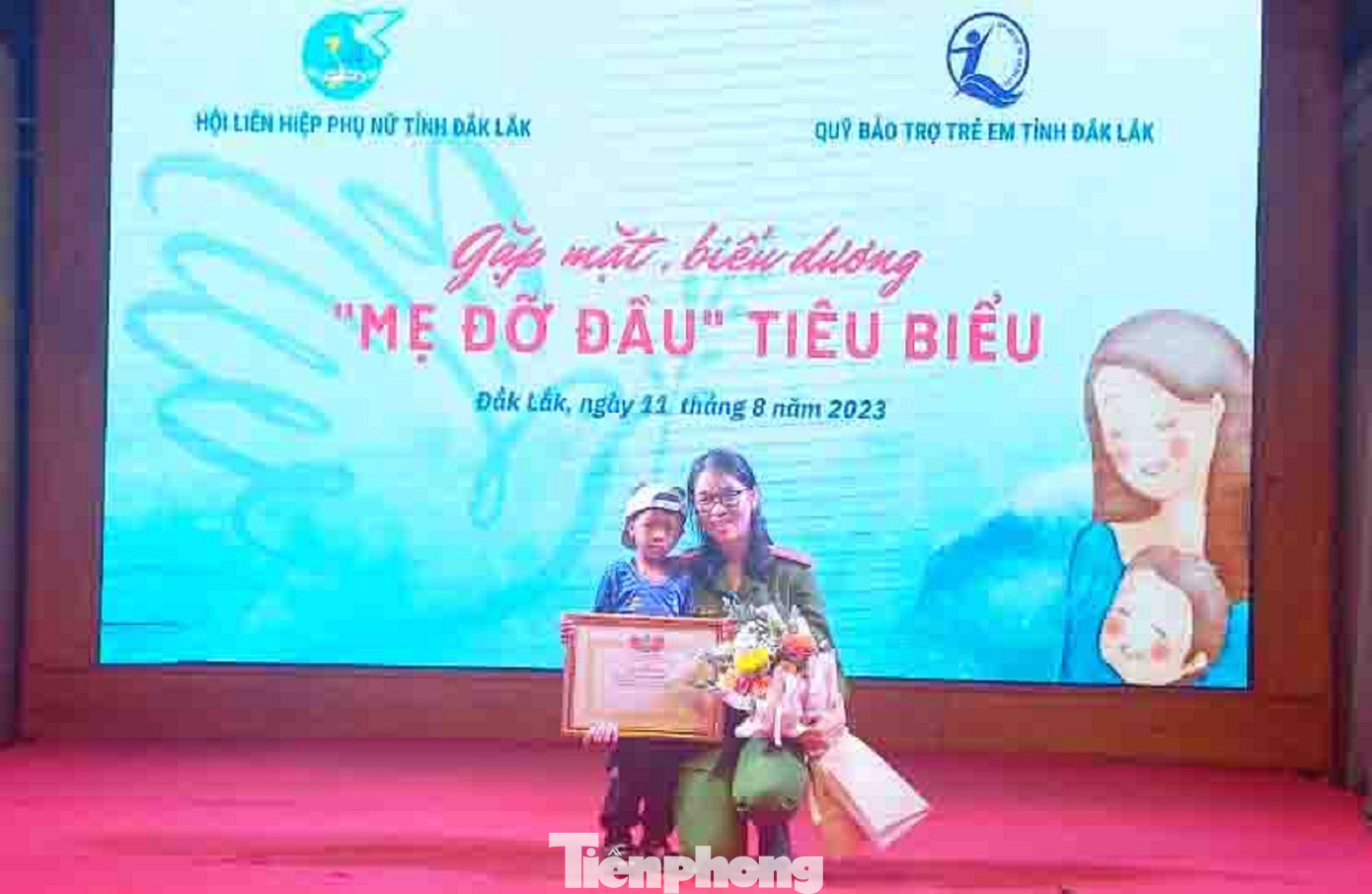 Đại úy Đàm Cẩm Anh Mlô và cháu Y Nhuân trong chương trình gặp mặt biểu dương mẹ đỡ đầu tiêu biểu