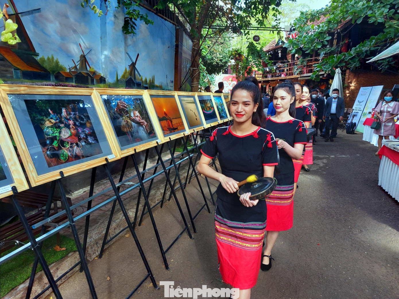 Trong Ngày thơ Việt Nam năm nay, Hội Văn học nghệ thuật tỉnh Đắk Lắk còn tổ chức trưng bày hàng trăm tác phẩm hội họa, tranh ảnh của các nghệ sĩ, họa sĩ trong tỉnh và hàng trăm đầu sách các loại.