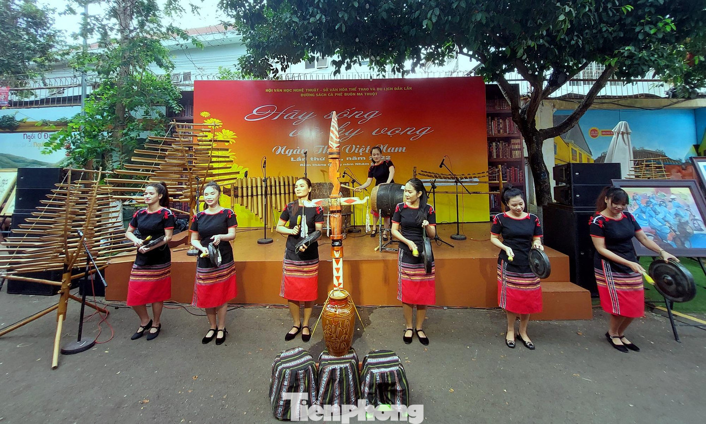 Trong đêm thơ với chủ đề “Hãy sống và hy vọng” tối 15/2 sẽ có những tổ khúc Tây Nguyên huyền thoại, nhà thơ và khát vọng thơ; mùa xuân cùng khát vọng tươi mới được gửi đến đông đảo quý vị.