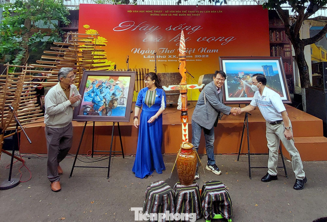 Tác phẩm mĩ thuật “Gió về đầu phố” của họa sĩ Trần Thanh Long và ảnh nghệ thuật “Ngã sáu Ban Mê” của nghệ sĩ nhiếp ảnh Bảo Hưng tặng cho ban điều hành chương trình để bán đấu giá, gây quỹ giúp đỡ những bệnh nhân nghèo.