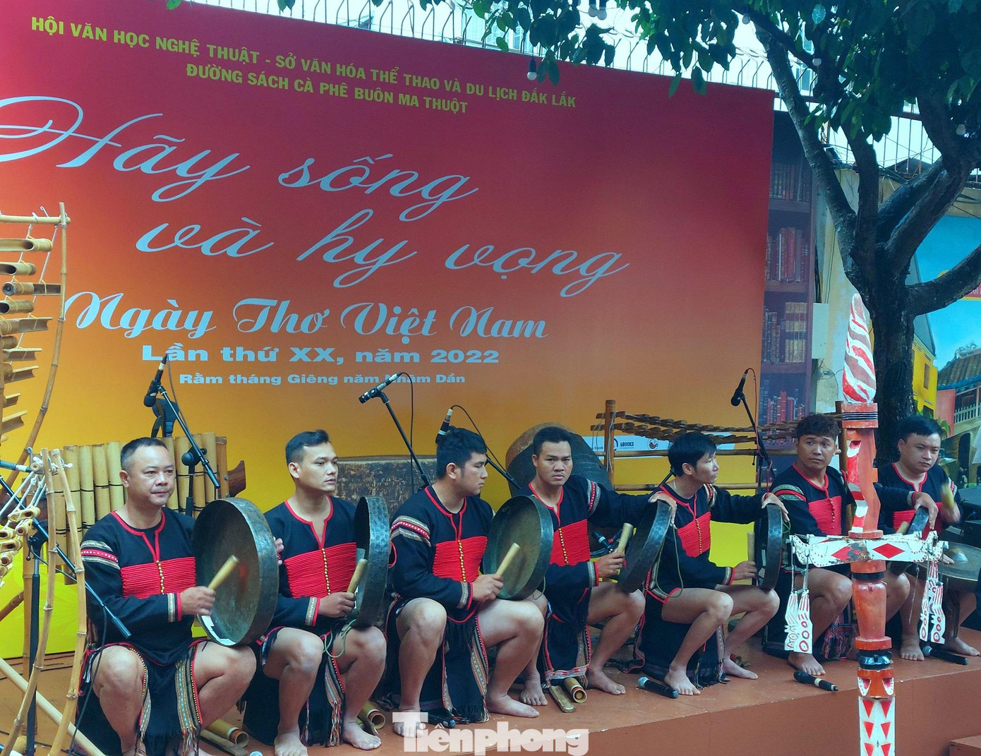 Đến với Ngày Thơ, công chúng không chỉ được thưởng thức những tác phẩm thơ nổi tiếng của các tác giả tiêu biểu mà còn được giao lưu, hòa mình vào trong không gian thơ ca để đọc, để nghe và xem nghệ thuật, triển lãm.