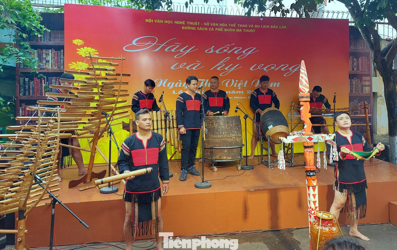 Ngày 15/2, Hội Văn học Nghệ thuật Đắk Lắk phối hợp với Sở Văn hóa, Thể thao và Du lịch tỉnh tổ chức chương trình Ngày thơ Việt Nam lần thứ 20, năm 2022 tại đường sách cà phê Buôn Ma Thuột.