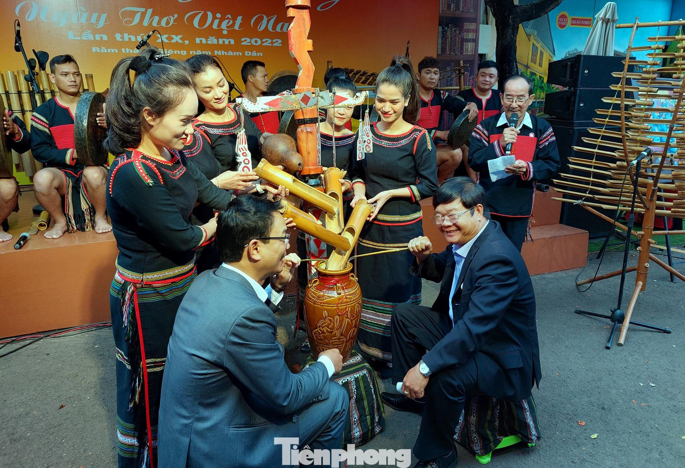 Mở màn cho chương trình khai mạc Ngày thơ Việt Nam lần thứ 20, năm 2022, diễn tấu chiêng tre, nghi thức mời rượu... Sau hồi trống khai mạc, công chúng yêu thơ được nghe lại 2 bài thơ: “Nam quốc sơn hà” của Lý Thường Kiệt và “Nguyên tiêu” của Chủ tịch Hồ Chí Minh.
