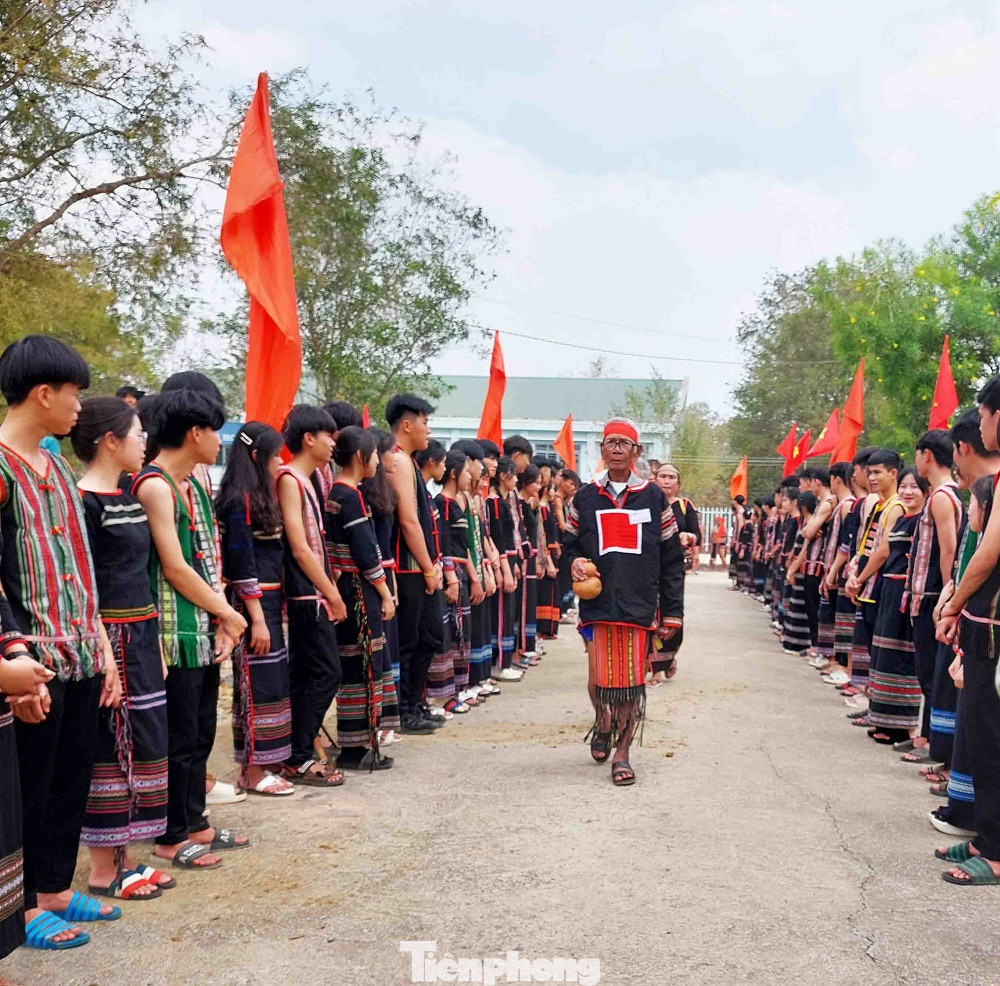 Lễ cúng này diễn ra tại bến Bay Rong, xã Krông Na, huyện Buôn Đôn. Thầy cúng thực hiện nghi lễ cúng bến nước sau đó tiến hành nghi lễ cúng sức khỏe cho voi.
