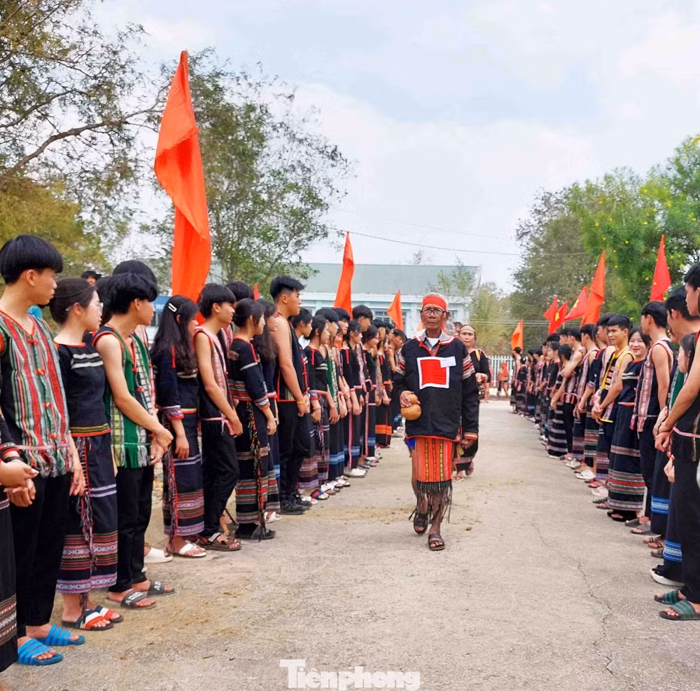Lễ cúng này diễn ra tại bến Bay Rong, xã Krông Na, huyện Buôn Đôn. Thầy cúng thực hiện nghi lễ cúng bến nước sau đó tiến hành nghi lễ cúng sức khỏe cho voi.