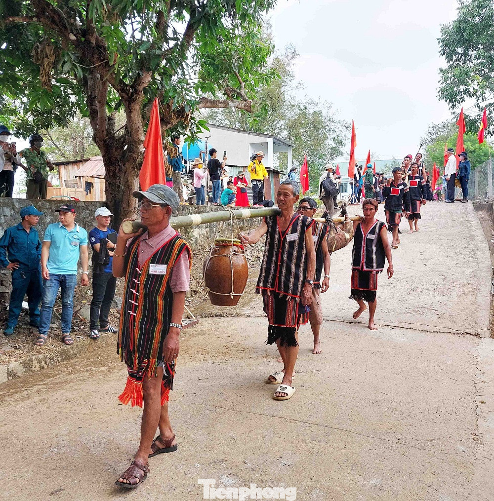 Sau một năm, buôn làng đã thu hoạch mùa màng xong, già làng và những người có uy tín mời toàn thể bà con trong buôn làng thống nhất lễ vật phục vụ nghi lễ. Lễ vật cúng hôm nay gồm 3 ché rượu cần, 3 con lợn đực (mỗi con nặng 30 kg), cơm, gạo, trầu cau, thuốc rê, gươm giáo…