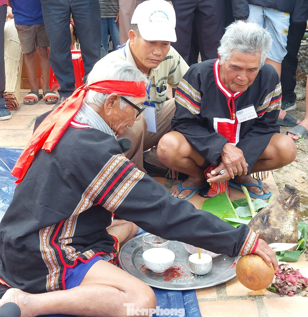 Bà con chuẩn bị lễ vật, sắp xếp mâm cúng gọn gàng. Già làng bắt đầu thực hiện nghi lễ cúng bến nước, sau đó cúng sức khỏe cho voi.