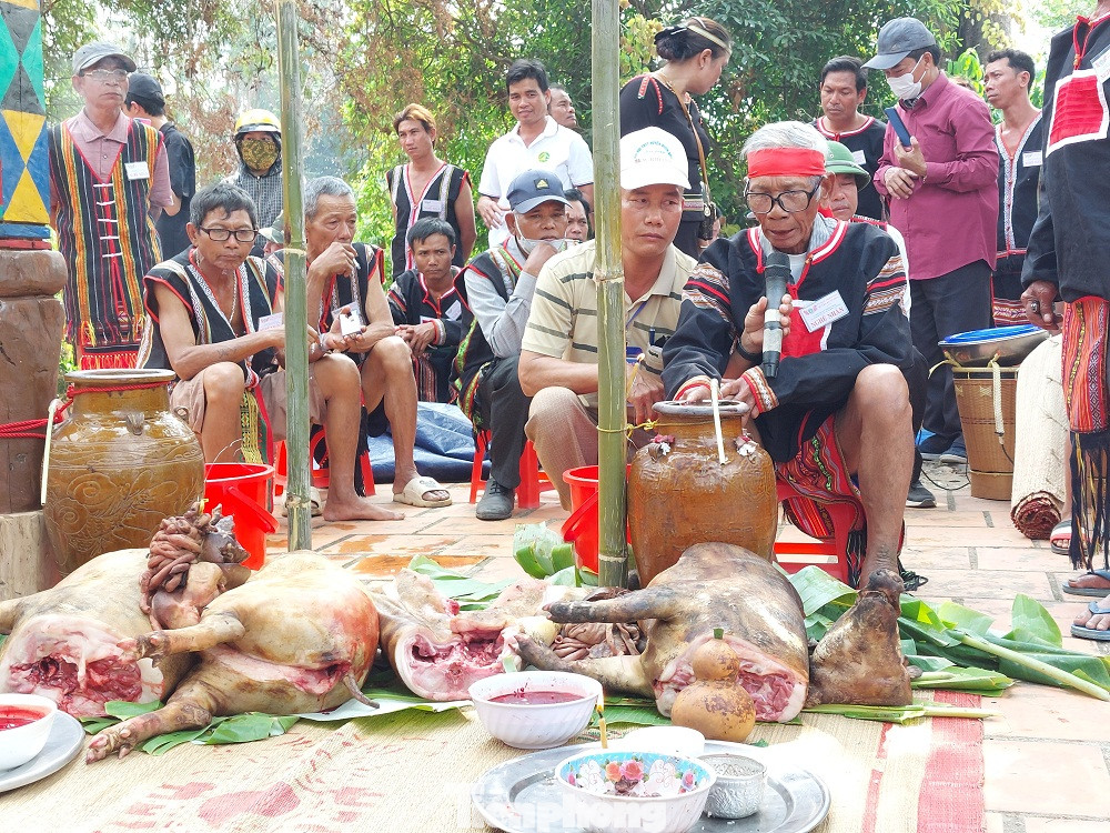 Thầy cúng đọc 3 bài cúng bến nước: Bài cúng tổ tiên, bài cúng bến nước, bài cúng tạ ơn già làng và người giúp việc .