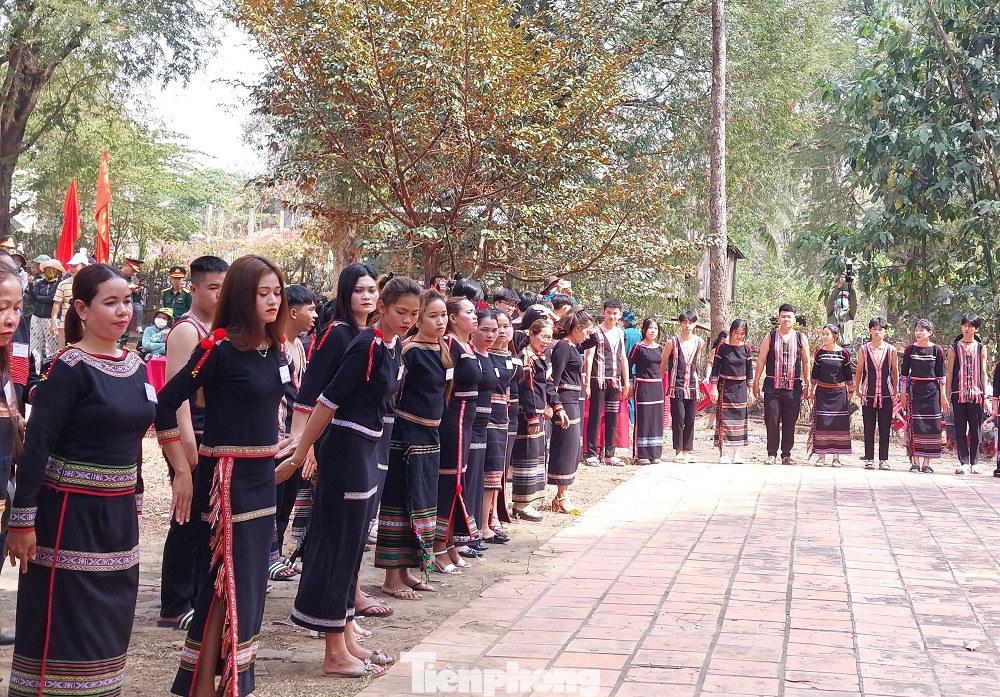 Kết thúc mỗi phần lễ, người dân cùng uống rượu cần. Giữa thanh âm cồng chiêng rộn vang, các chàng trai, cô gái nhịp nhàng theo bài xoang, hòa chung vào không khí vui tươi của buôn làng.