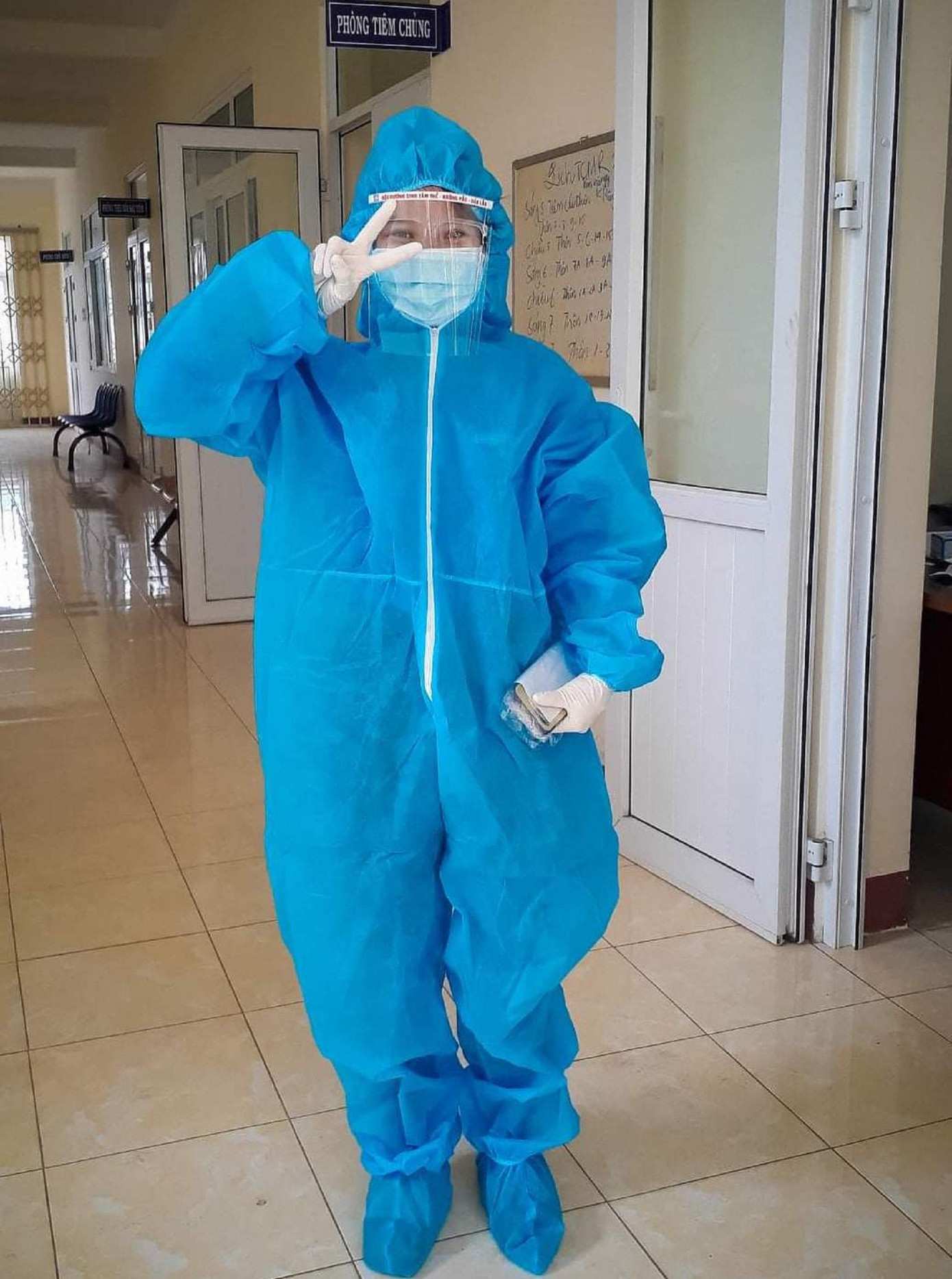 Cúc tham gia hỗ trợ phòng chống dịch tại xã