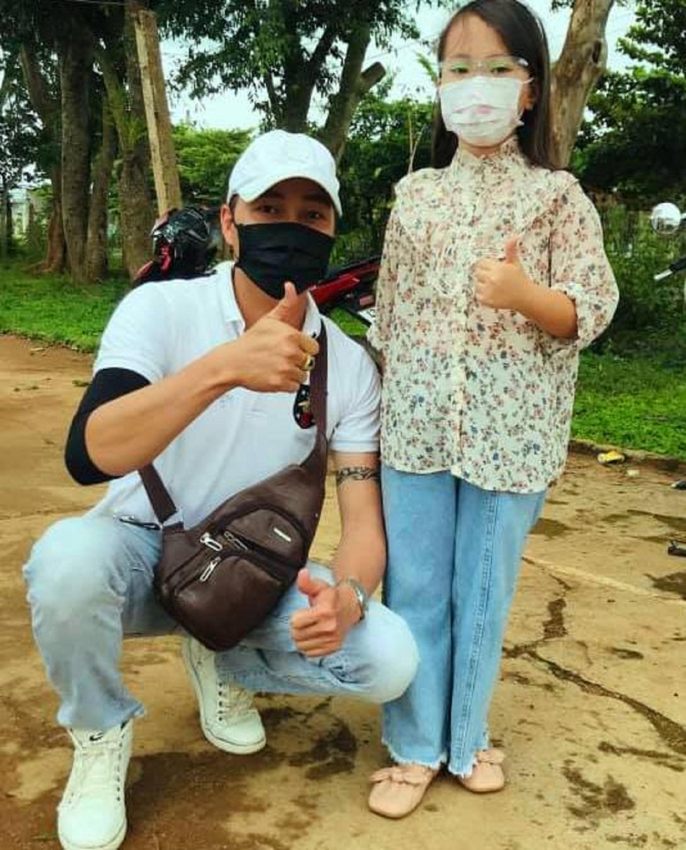 Bé Khánh Linh và anh Đức Hiệp, chủ nhiệm câu lạc bộ Khát vọng xanh