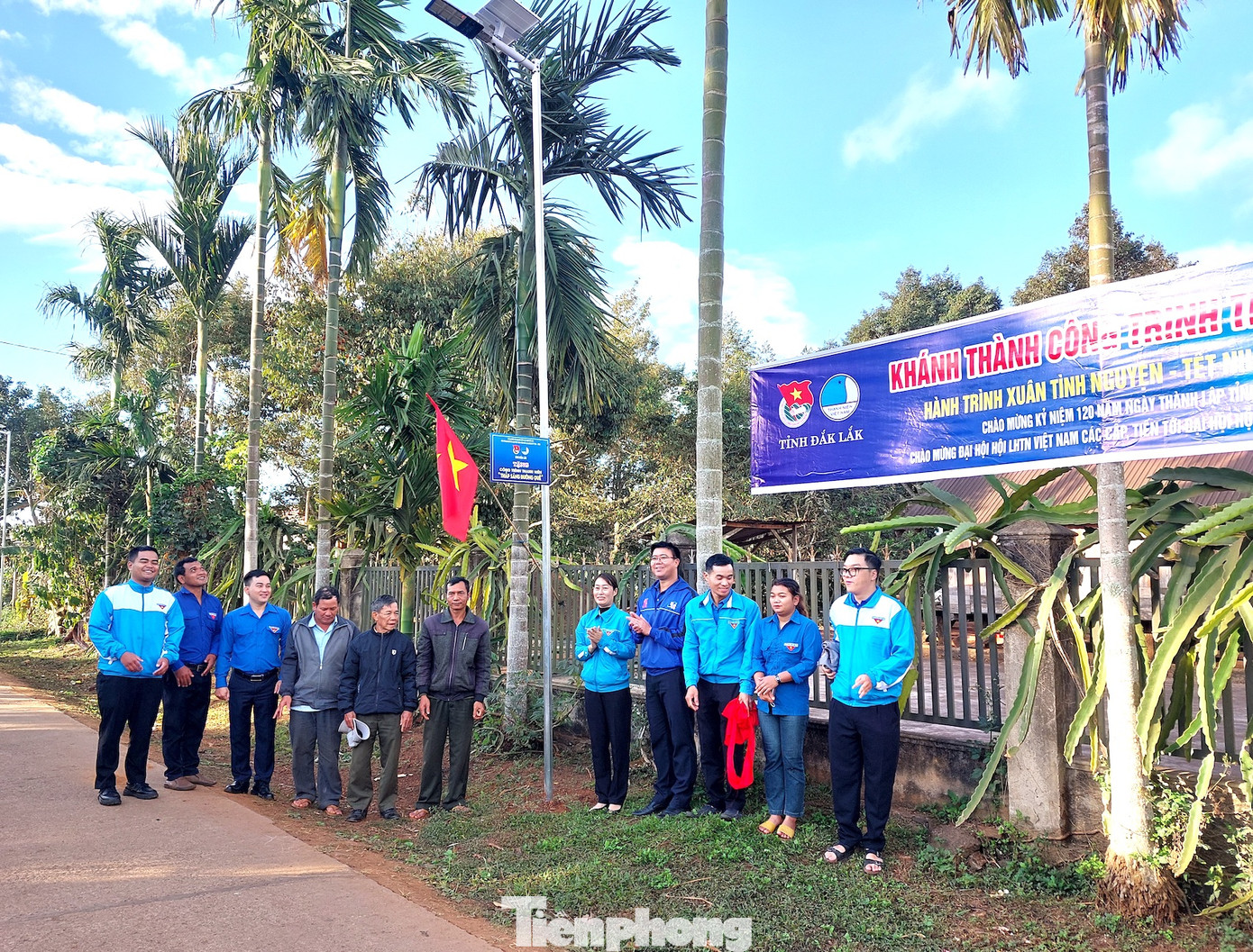 Khánh thành công trình thắp sáng đường quê thị trấn Pơng Drang, huyện Krông Búk Khánh thành công trình thắp sáng đường quê thị trấn Pơng Drang, huyện Krông Búk