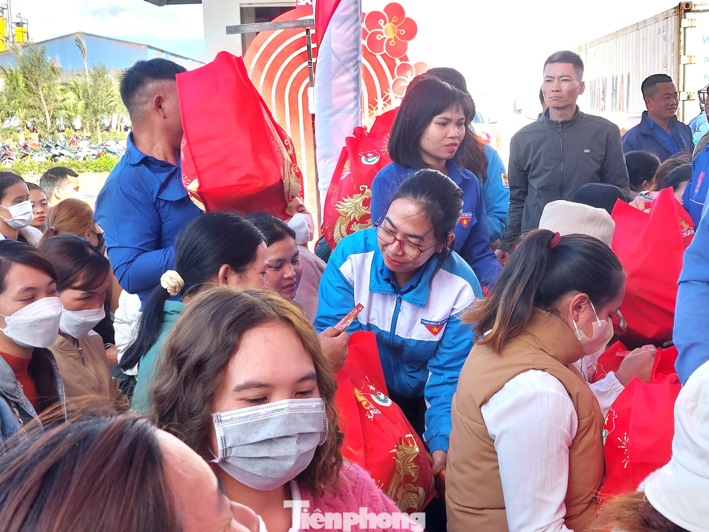 Chị H Giang Niê - Bí thư Tỉnh Đoàn Đắk Lắk trao quà cho người dân huyện Krông Búk Chị H Giang Niê - Bí thư Tỉnh Đoàn Đắk Lắk trao quà cho người dân huyện Krông Búk