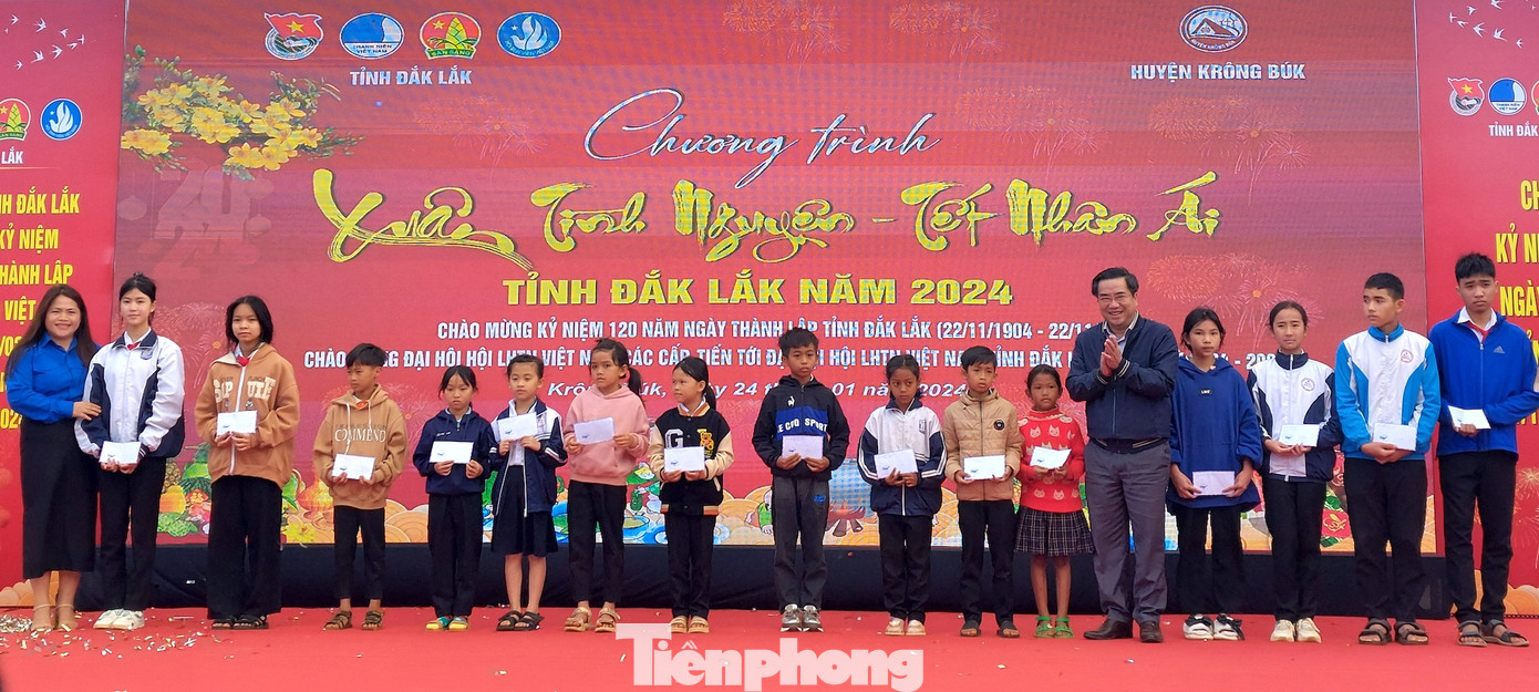 Đại diện lãnh đạo huyện Krông Búk trao học bổng cho học sinh nghèo vượt khó Đại diện lãnh đạo huyện Krông Búk trao học bổng cho học sinh nghèo vượt khó