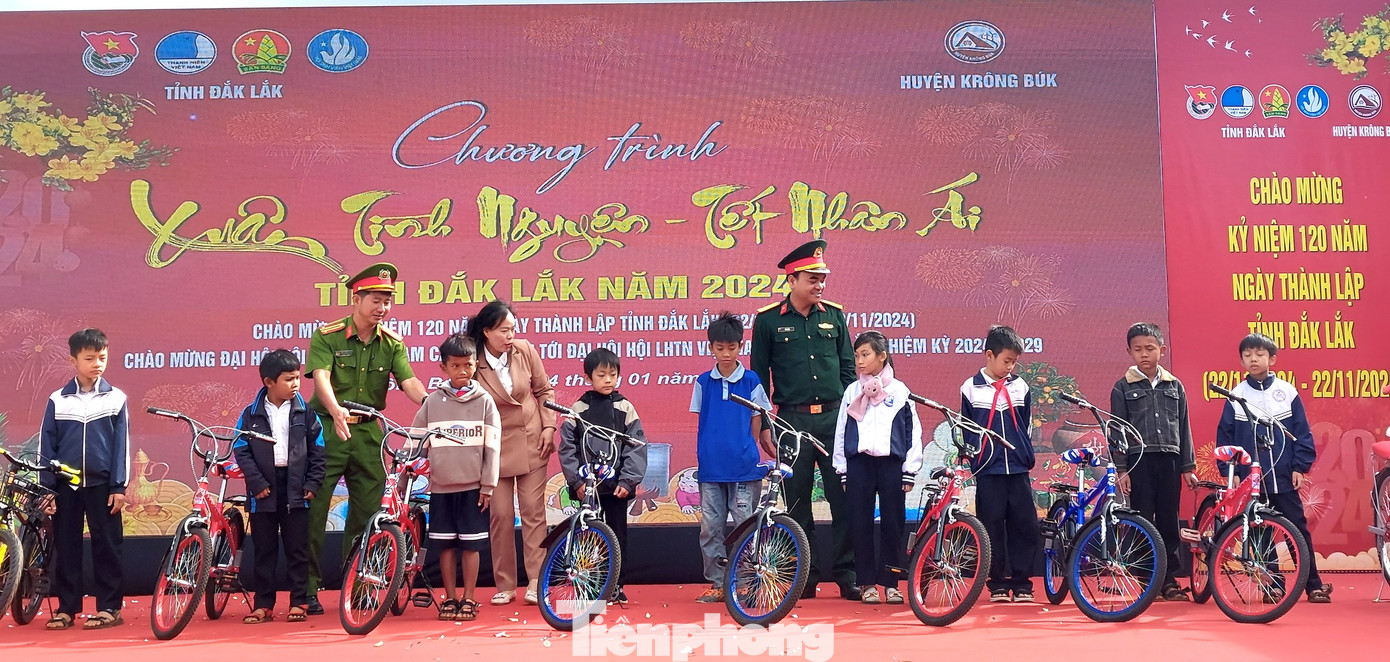 Học sinh nghèo vượt khó nhận xe đạp Học sinh nghèo vượt khó nhận xe đạp