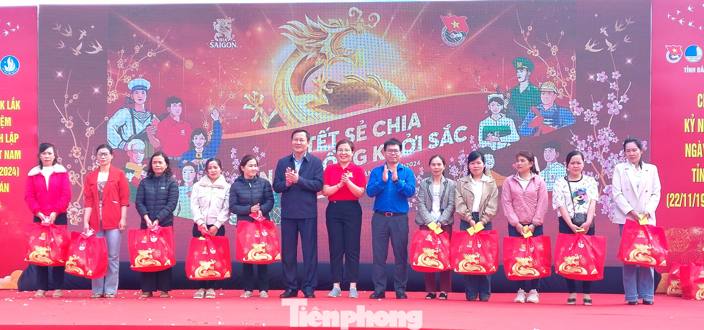 Công nhân tại huyện Krông Búk nhận quà Tết