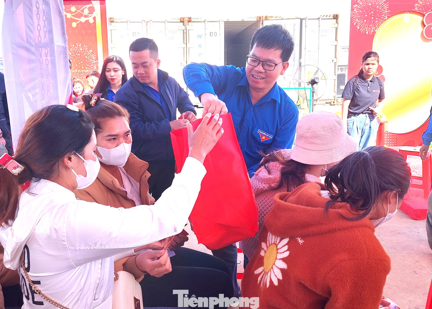 Anh Lê Thanh Tú - Trưởng ban Thanh niên xung phong Trung ương Đoàn tặng quà cho thanh niên công nhân huyện Krông Búk