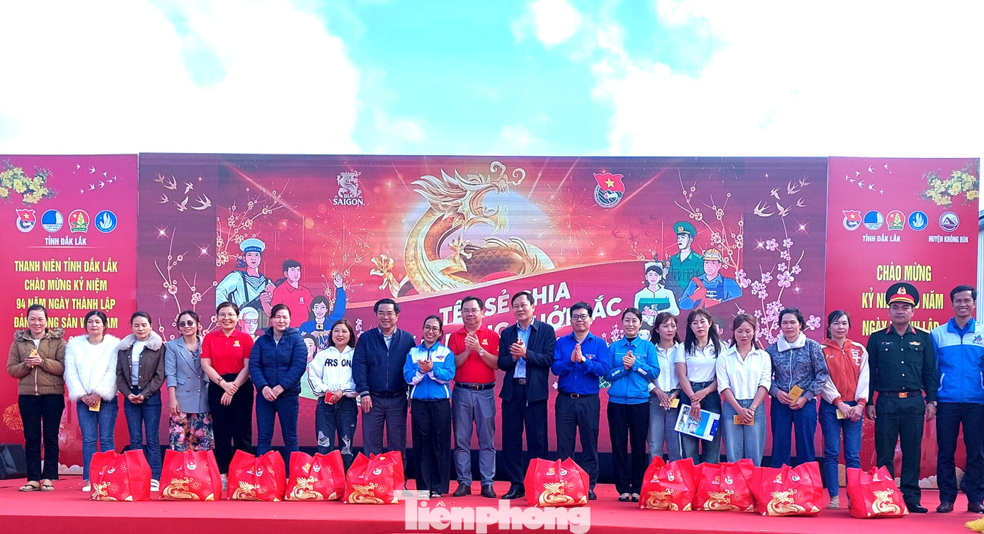 Công nhân, người dân nhận quà tết tại chương trình Công nhân, người dân nhận quà tết tại chương trình