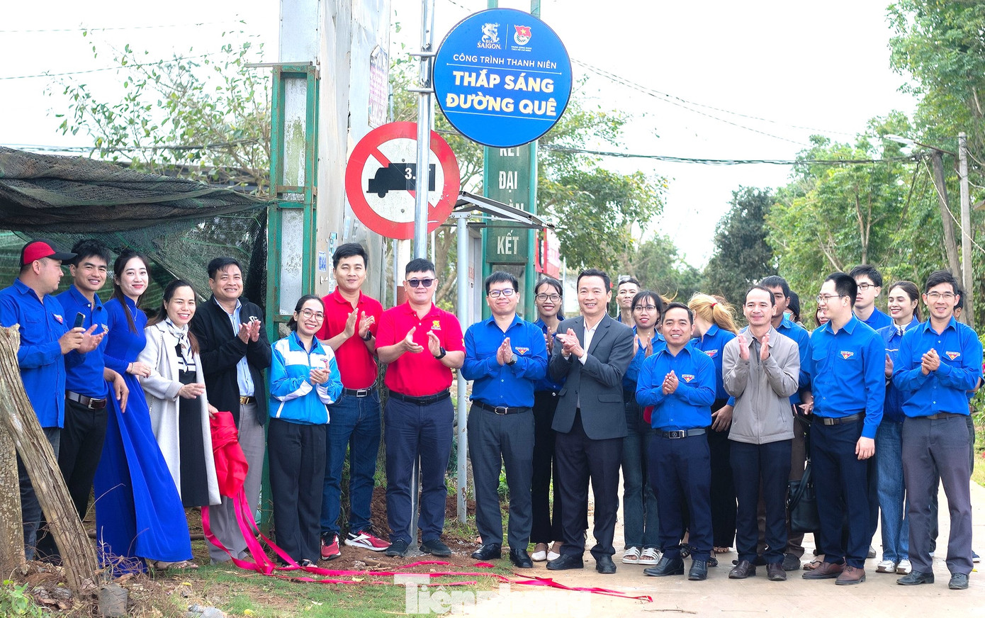 Lễ bàn giao công trình Thắp sáng đường quê tại xã Ea Hồ, huyện Krông Năng