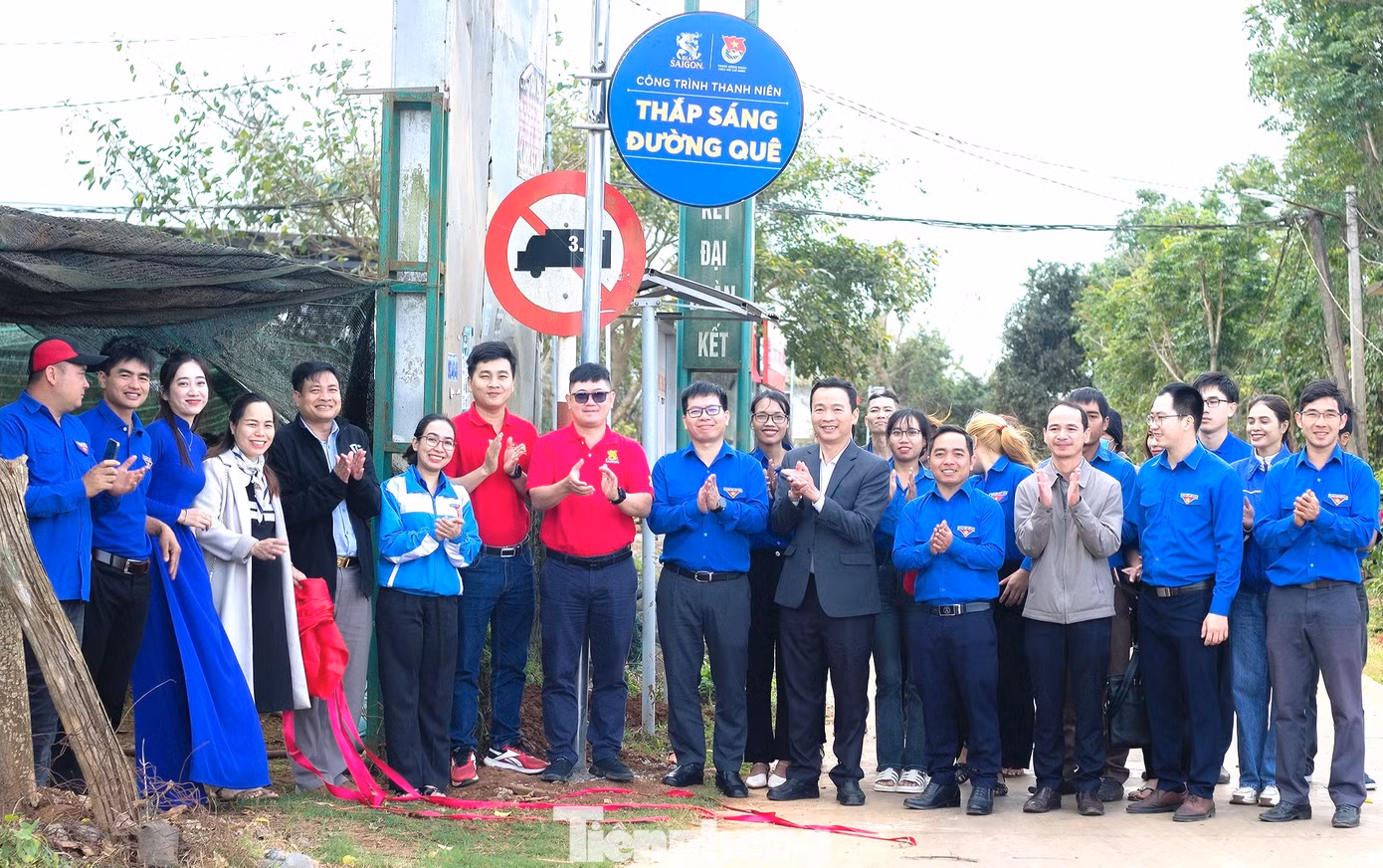 Lễ bàn giao công trình Thắp sáng đường quê tại xã Ea Hồ, huyện Krông Năng