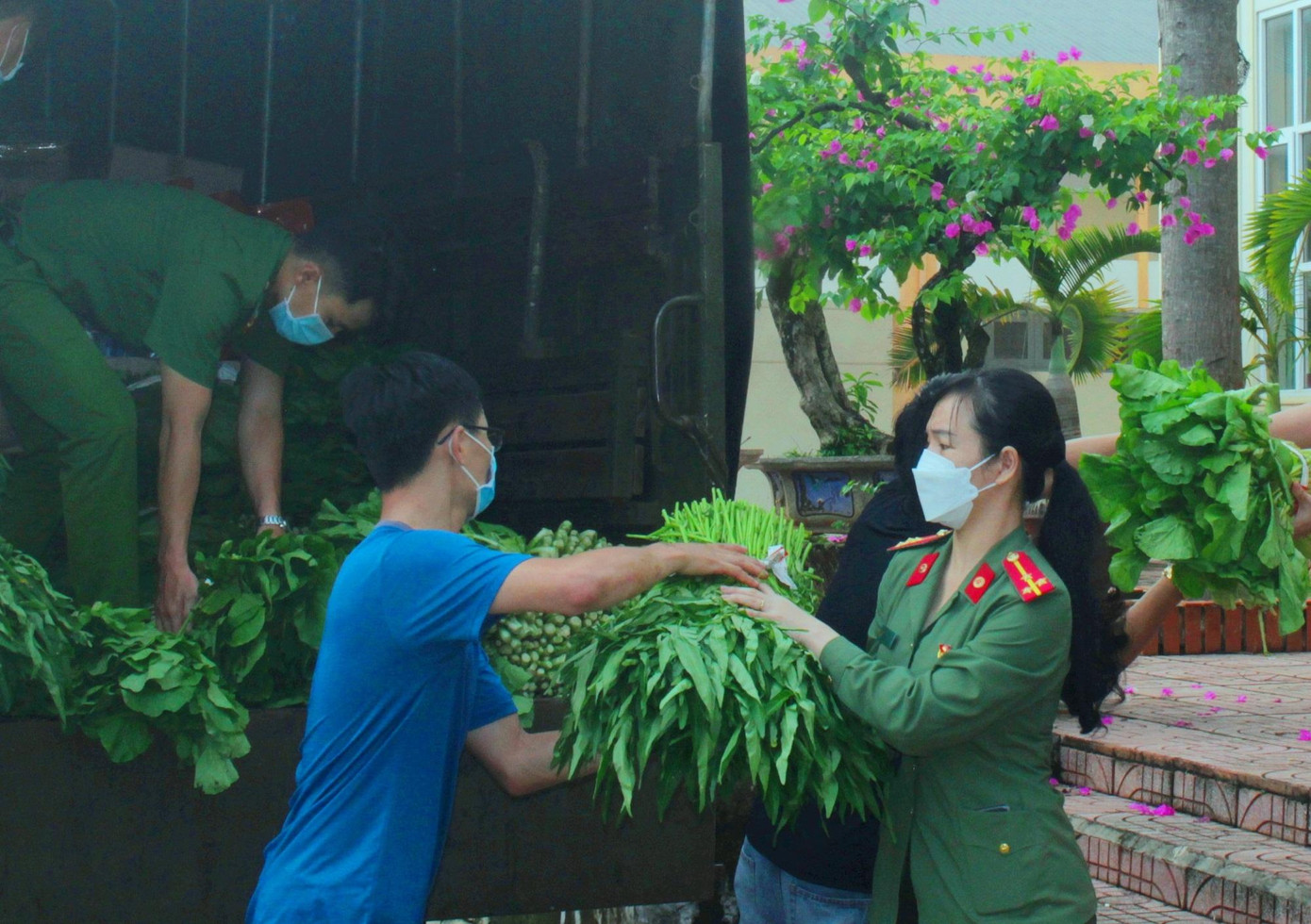 Rau và nhu yếu phẩm được xếp lên xe để tặng người dân khu phong tỏa Rau và nhu yếu phẩm được xếp lên xe để tặng người dân khu phong tỏa