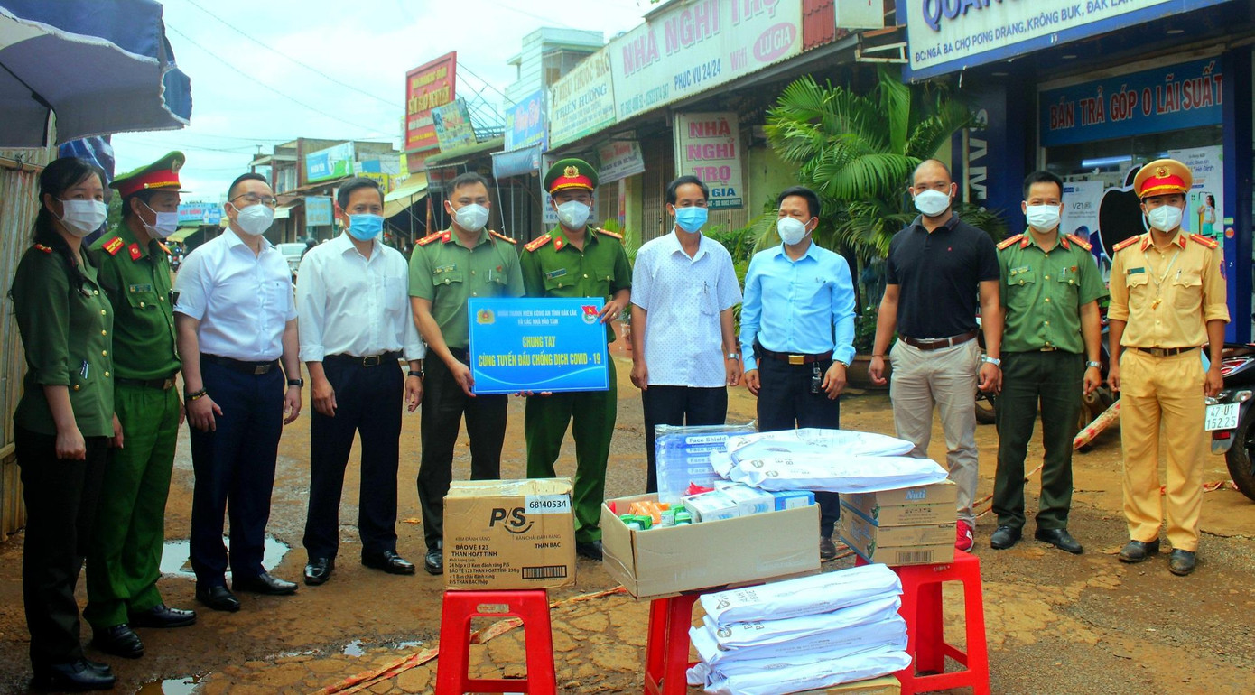 Đoàn thăm và tặng quà tại chốt kiểm soát Đoàn thăm và tặng quà tại chốt kiểm soát