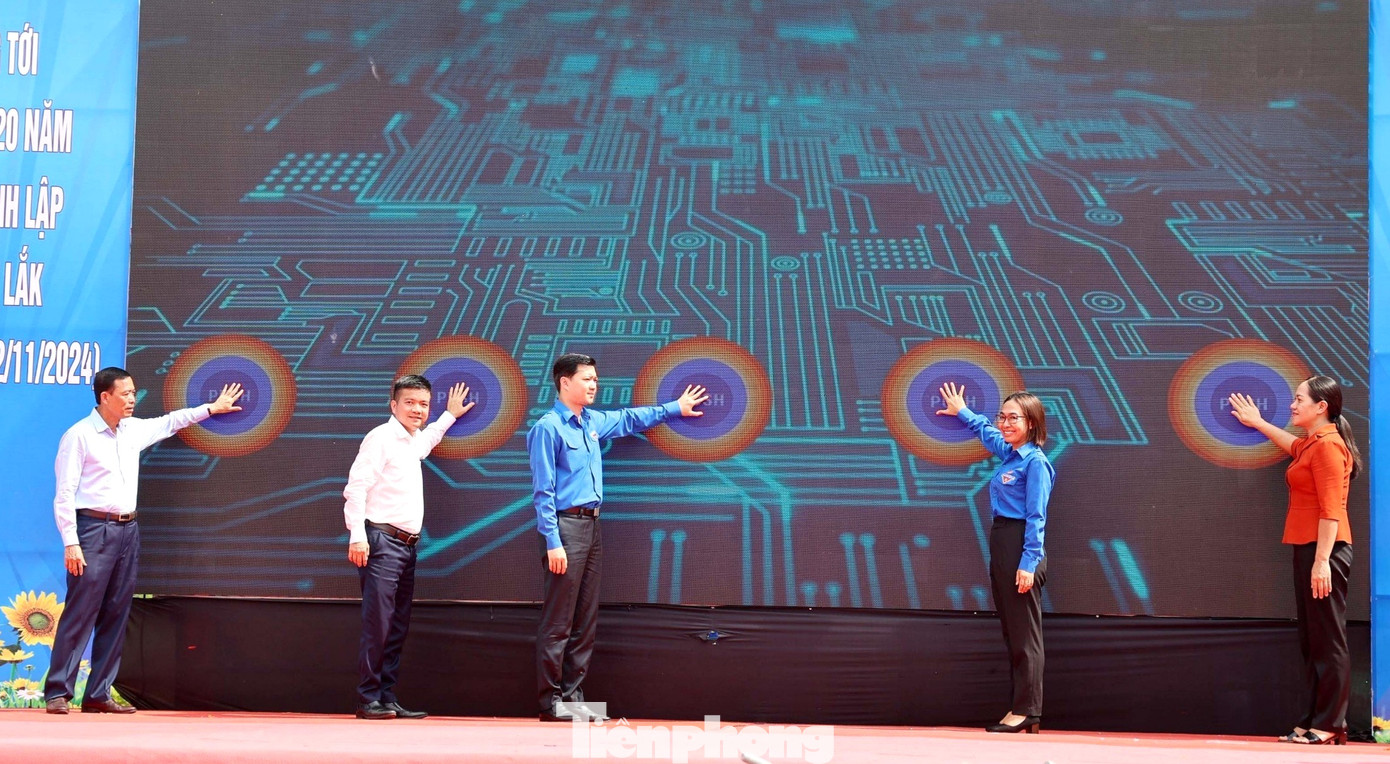 Các đại biểu ấn nút khởi động Chiến dịch Thanh niên tình nguyện hè năm 2024