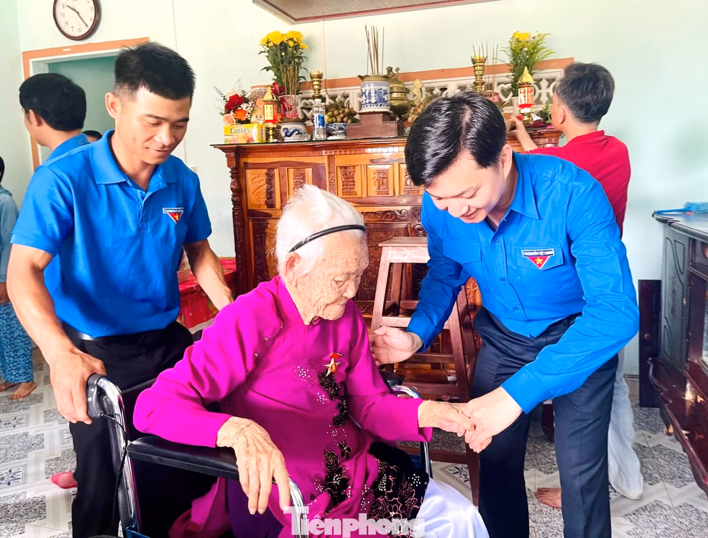 Sau đó Đoàn đã đến thăm Mẹ Việt Nam Anh hùng Phan Thị Giỏi (93 tuổi) và Mẹ Việt Nam Anh hùng Đặng Thị Lịch (105 tuổi) cùng ở xã Hòa Phong, huyện Krông Bông.