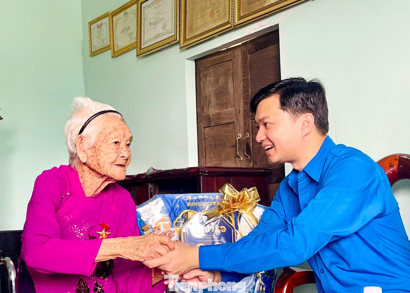 Mẹ Giỏi có 7 người con, trong đó có 2 người con liệt sĩ. Hiện mẹ đang sống với con gái Lê Thị Thu. Mẹ Giỏi có 7 người con, trong đó có 2 người con liệt sĩ. Hiện mẹ đang sống với con gái Lê Thị Thu.