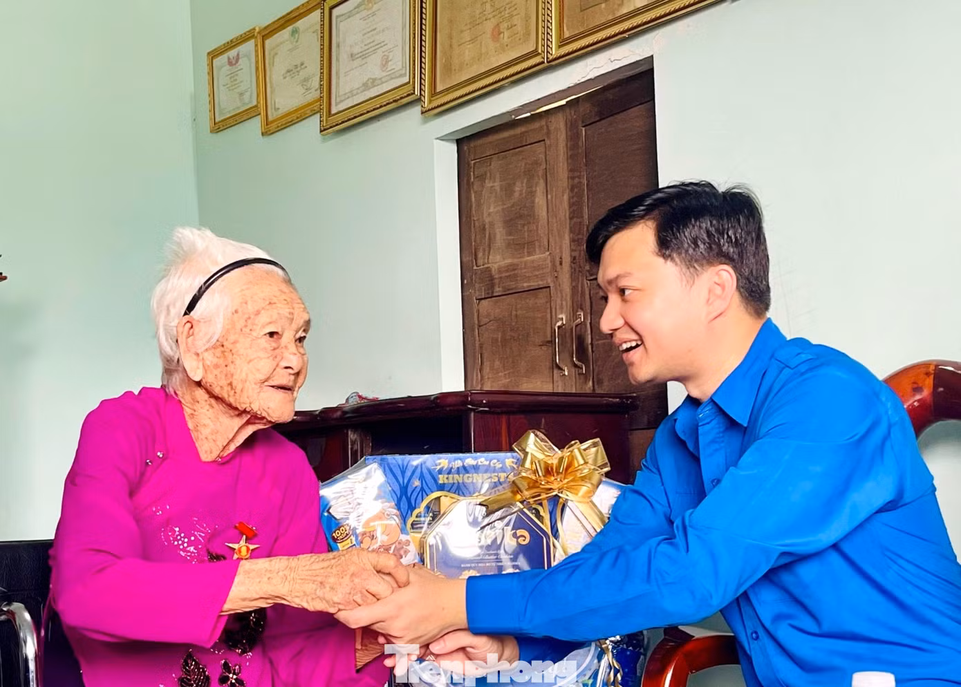 Mẹ Giỏi có 7 người con, trong đó có 2 người con liệt sĩ. Hiện mẹ đang sống với con gái Lê Thị Thu.