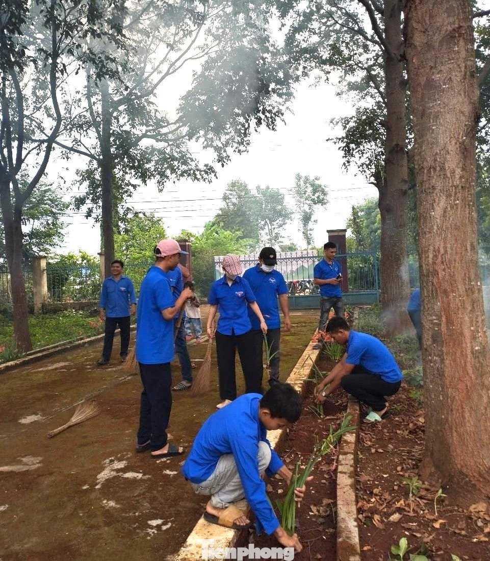 Hơn 150 cán bộ, đoàn viên, thanh niên Huyện Đoàn Buôn Đôn tham các hoạt động thiết thực như: Cải tạo chăm sóc bồn hoa cây cảnh, tu sửa các công trình thanh niên, thu gom rác thải, dọn vệ sinh môi trường, khơi thông cống rãnh, phát quang bụi rậm, cắt tỉa cây xanh, phân loại rác thải đưa về nơi xử lý…
