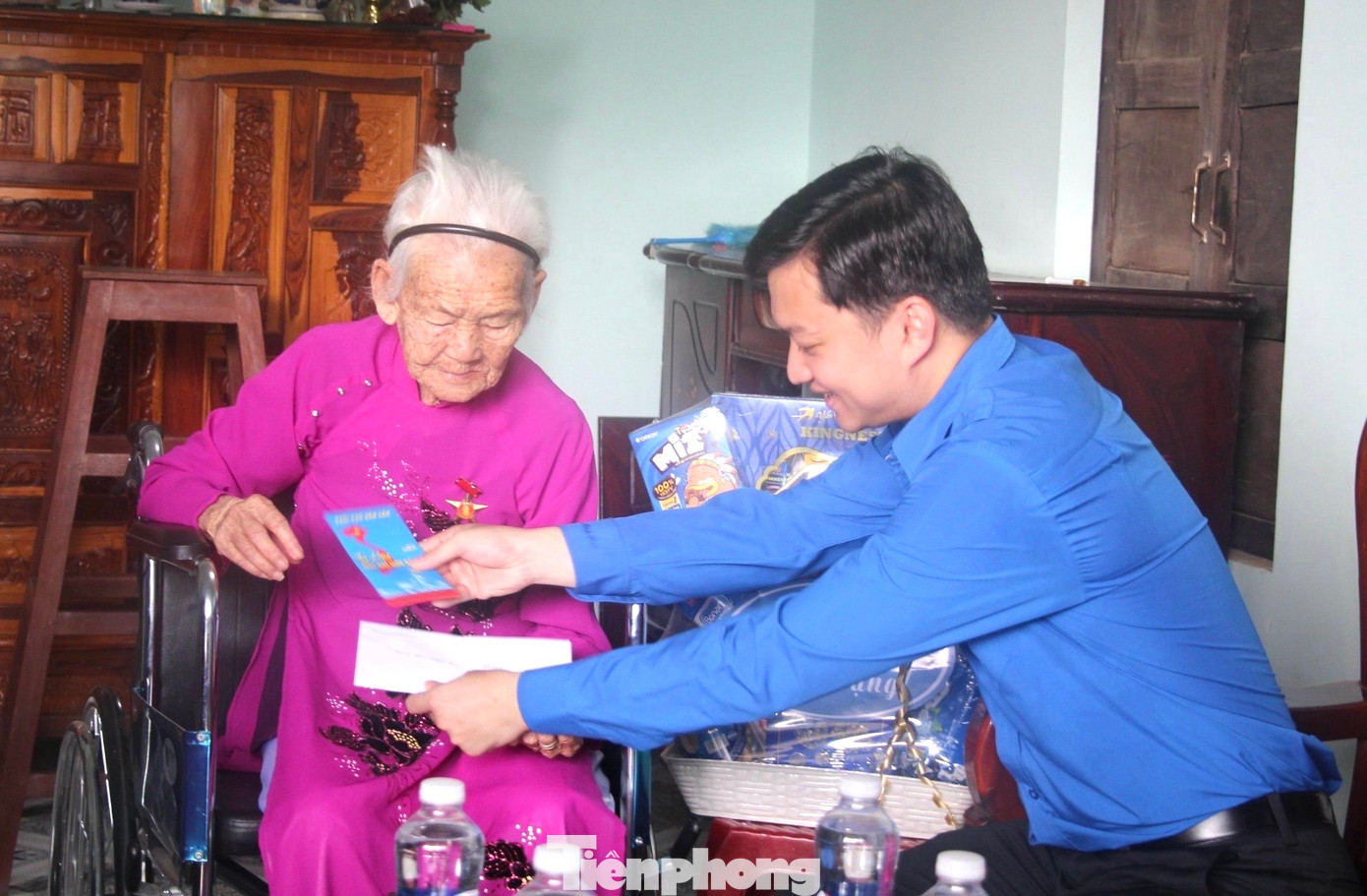 Tại đây, anh Nguyễn Minh Triết ân cần thăm hỏi sức khoẻ, chia sẻ và động viên Mẹ. Bí thư T.Ư đoàn bày tỏ lòng biết ơn, tri ân sâu sắc những hy sinh, cống hiến to lớn của Mẹ trong sự nghiệp đấu tranh, giải phóng dân tộc, thống nhất đất nước. Tại đây, anh Nguyễn Minh Triết ân cần thăm hỏi sức khoẻ, chia sẻ và động viên Mẹ. Bí thư T.Ư đoàn bày tỏ lòng biết ơn, tri ân sâu sắc những hy sinh, cống hiến to lớn của Mẹ trong sự nghiệp đấu tranh, giải phóng dân tộc, thống nhất đất nước.