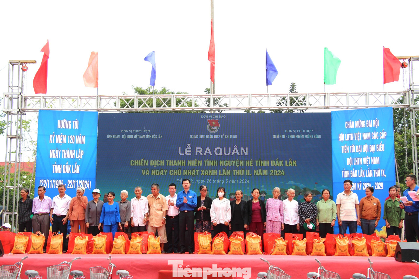 Các hộ dân khó khăn nhận quà