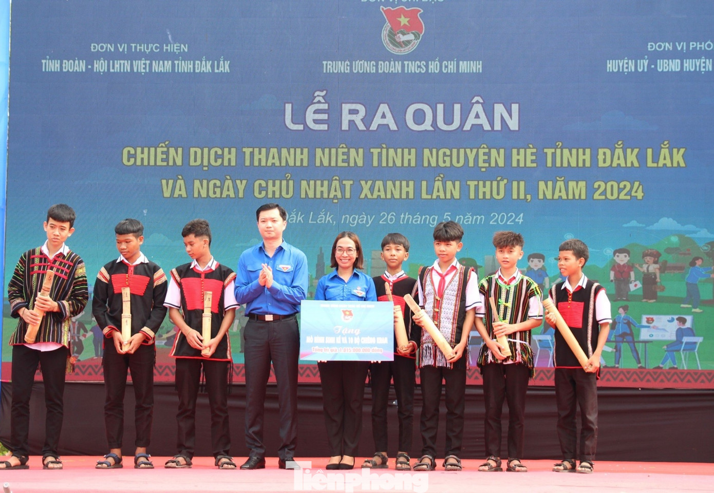 Anh Nguyễn Minh Triết - Bí thư Trung ương Đoàn, Chủ tịch Trung ương Hội Sinh viên Việt Nam trao bảng tượng trưng mô hình sinh kế và 10 bộ chiêng Kram