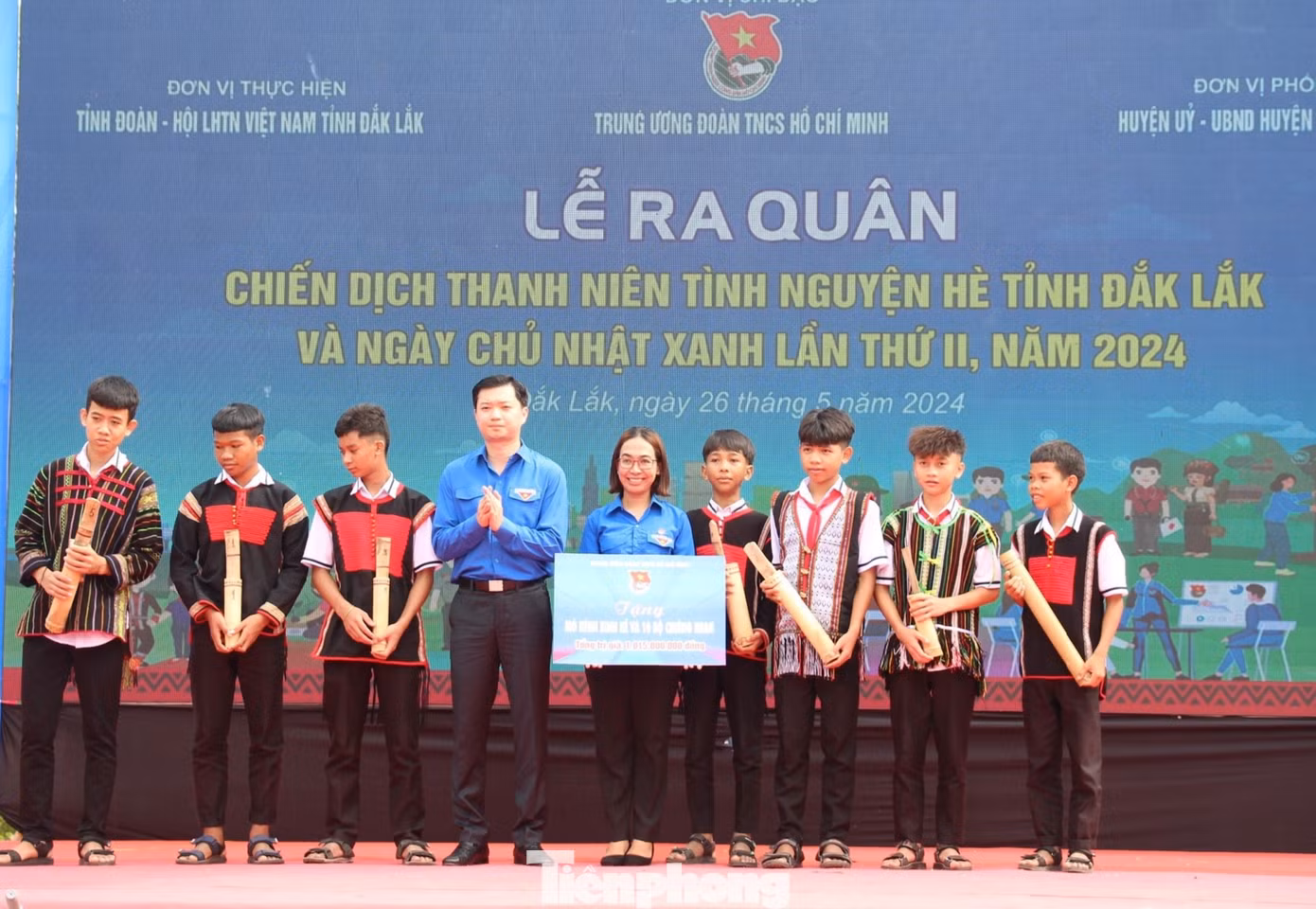 Anh Nguyễn Minh Triết - Bí thư Trung ương Đoàn, Chủ tịch Trung ương Hội Sinh viên Việt Nam trao bảng tượng trưng mô hình sinh kế và 10 bộ chiêng Kram