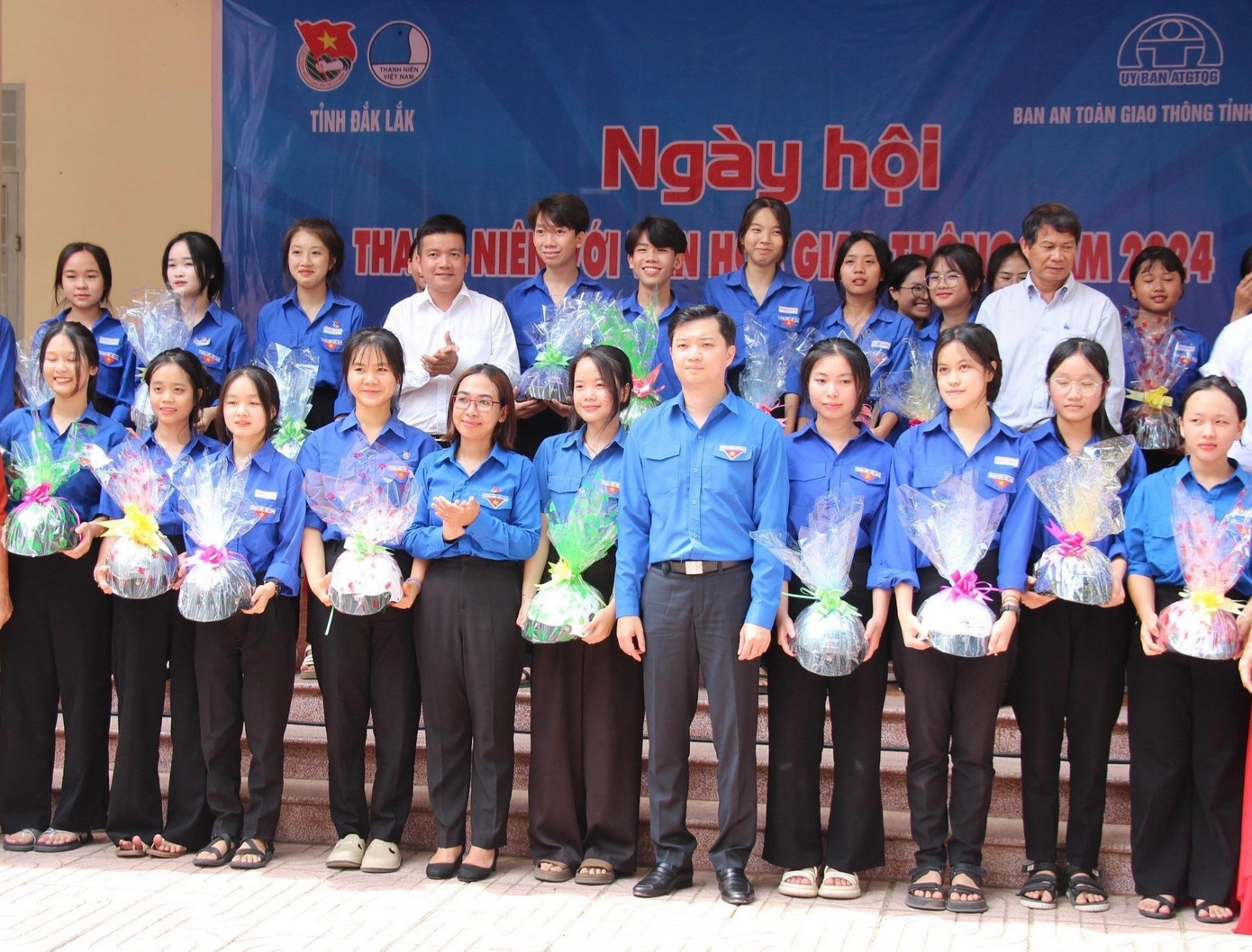 Đoàn đến dự lễ khai mạc Ngày hội Thanh niên với Văn hóa Giao thông năm 2024 tại Trường THPT Krông Bông. Ngày hội diễn ra nhiều hoạt động bổ ích như: Tổ chức thi rung chuông vàng; Hướng dẫn lái xe mô phỏng, lái xe an toàn; Tặng 25 mũ bảo hiểm. Đoàn đến dự lễ khai mạc Ngày hội Thanh niên với Văn hóa Giao thông năm 2024 tại Trường THPT Krông Bông. Ngày hội diễn ra nhiều hoạt động bổ ích như: Tổ chức thi rung chuông vàng; Hướng dẫn lái xe mô phỏng, lái xe an toàn; Tặng 25 mũ bảo hiểm.