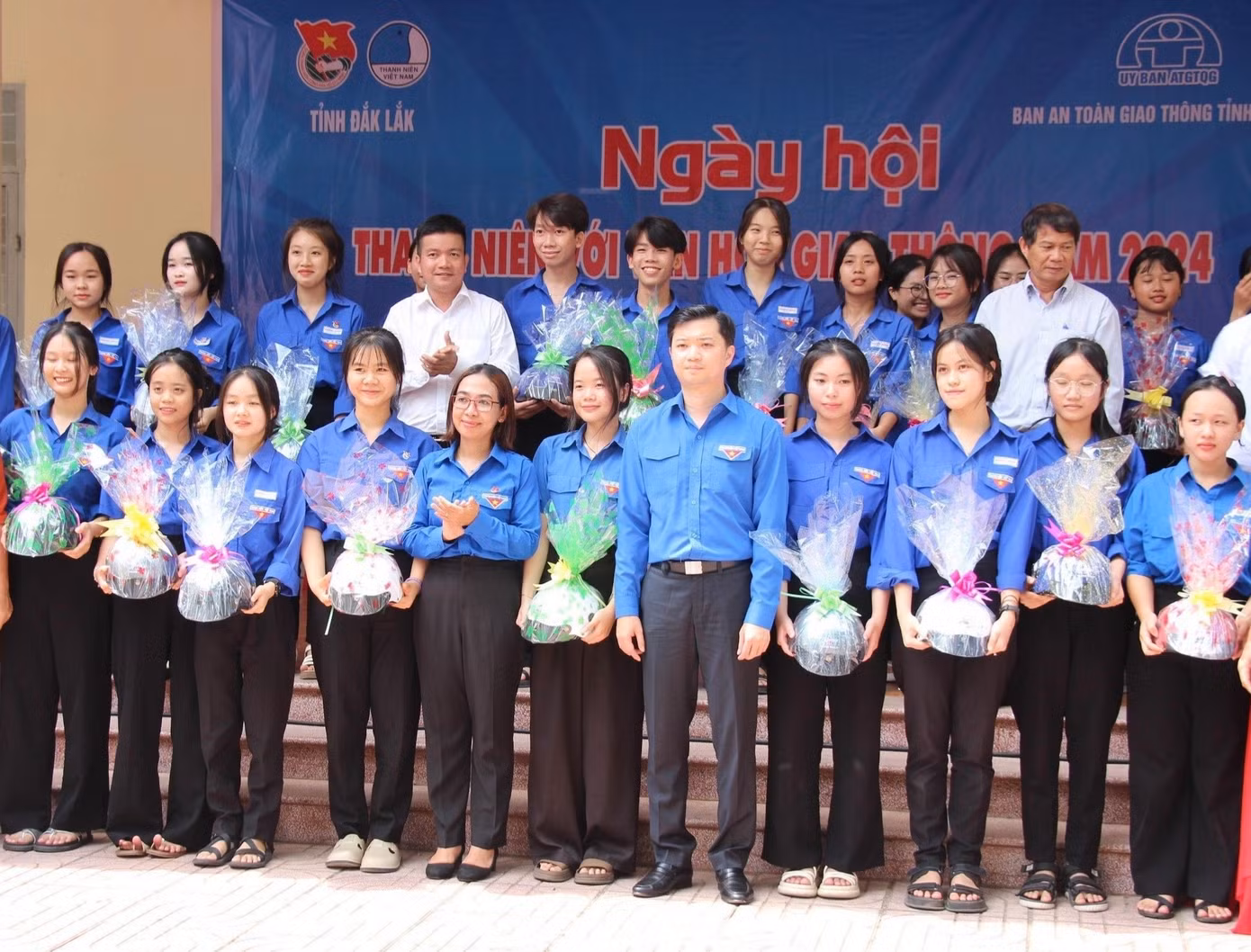 Đoàn đến dự lễ khai mạc Ngày hội Thanh niên với Văn hóa Giao thông năm 2024 tại Trường THPT Krông Bông. Ngày hội diễn ra nhiều hoạt động bổ ích như: Tổ chức thi rung chuông vàng; Hướng dẫn lái xe mô phỏng, lái xe an toàn; Tặng 25 mũ bảo hiểm.